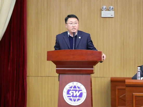 学校党委副书记、副校长李恒强发表致辞