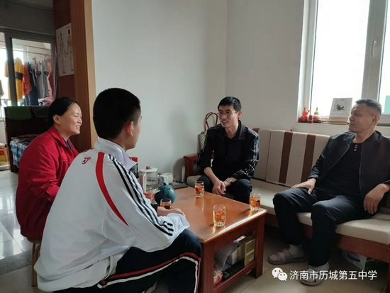 孙老师在家访