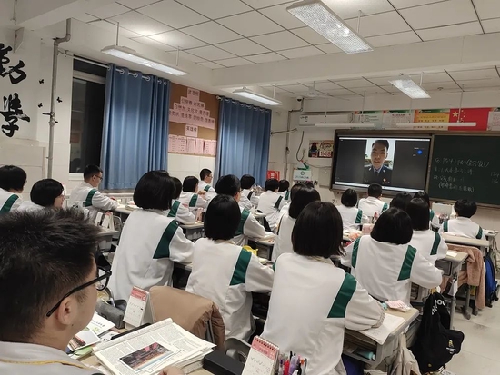 为学弟学妹们作“云报告”