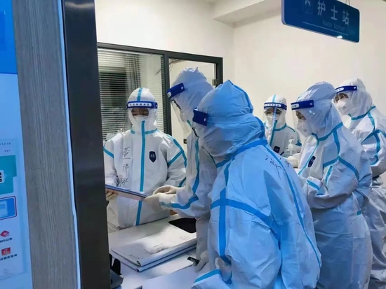 严格防护的医护人员