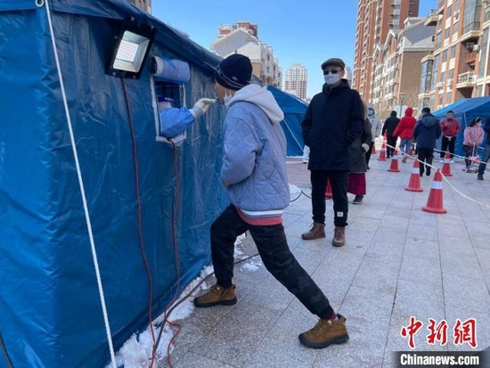 长春市民在进行核酸检测。 张瑶 摄
