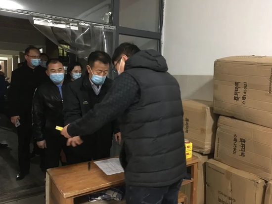 留校教职工领取被褥物资
