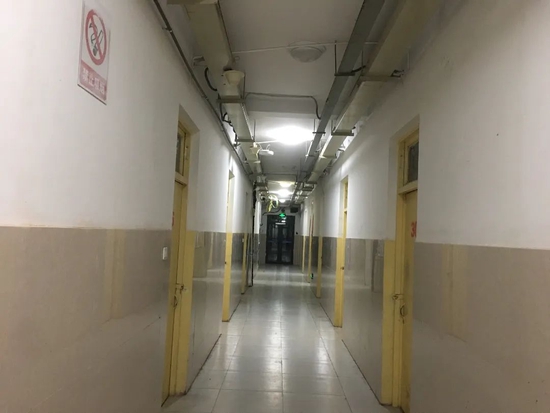 夜深了,留校教职工的临时休息区一片静悄悄