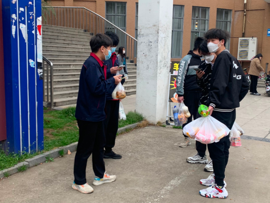 学生代表买饭送回宿舍