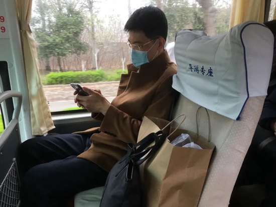 班车上带着行李留校办公的教职工