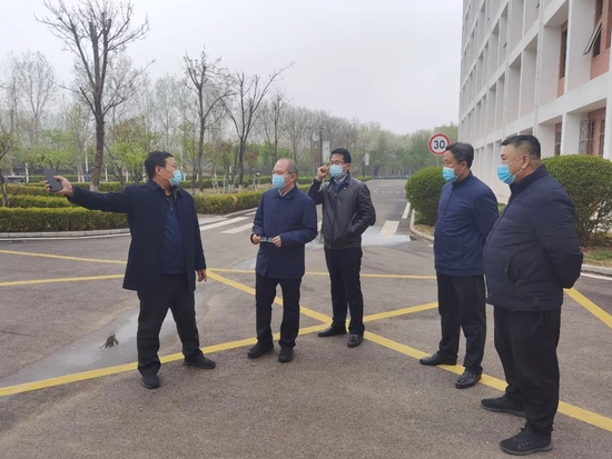 学院党委书记孙众志巡查校园,安排部署封闭管理相关工作