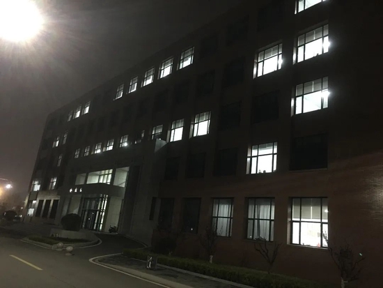 办公楼内亮着的灯光后,都是一个个默默付出的“守夜人”