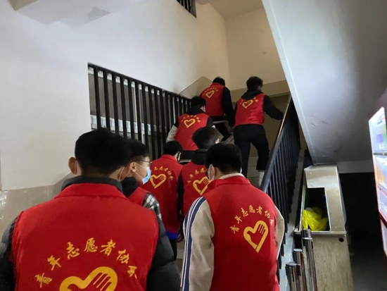 志愿者搬运、发放物资,整理休息区