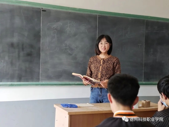 李福青在上课