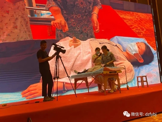 李海鹰副主任护师演示脐灸的治疗方法