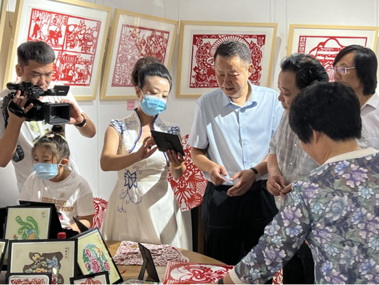 参观文化展览