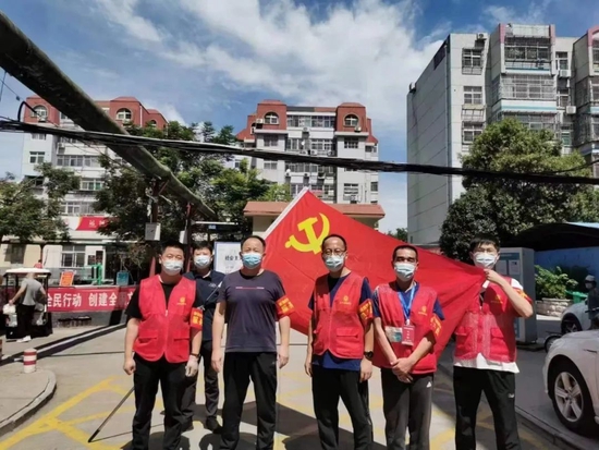 济宁分行民情书记队伍协助当地社区进行疫情防控