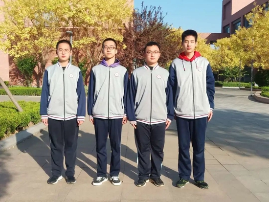 入选省集训队的四名学生合影