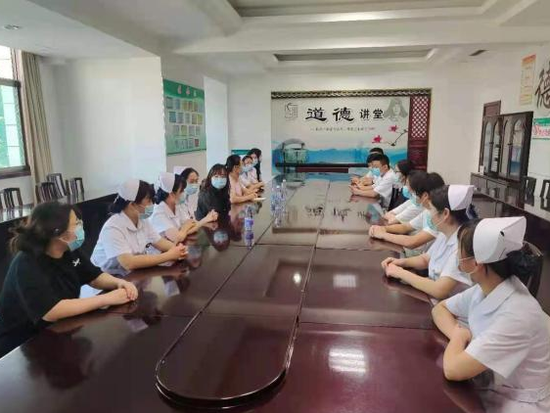 ▲与实习指导老师和学生座谈