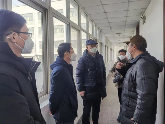 图|陈克正校长现场指导空调安装工作