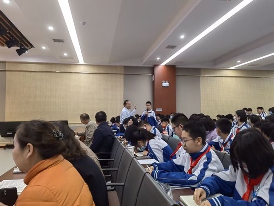 “泉”力奏响“引桥”协奏曲——齐鲁名师时均琪到济南舜耕中学作学术报告