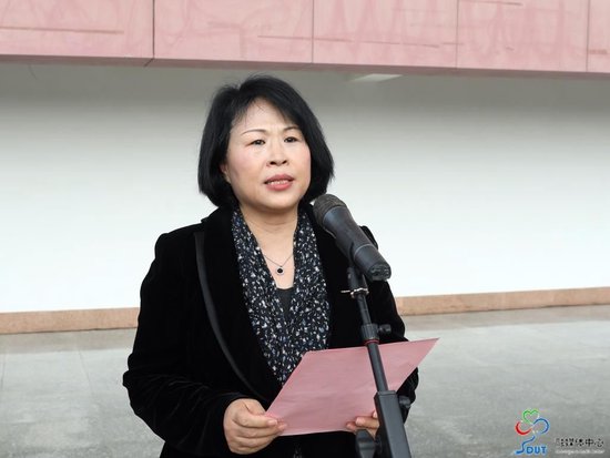  校长李玉霞致开幕词