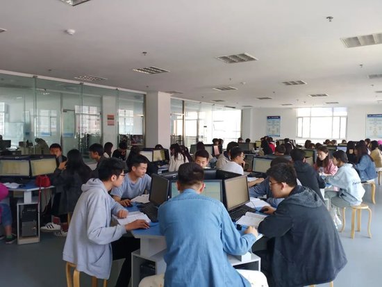 学生在会计信息化实验室上课