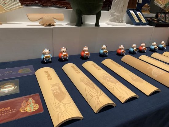 论坛会场外,山东博物馆联合孔子博物馆推出微型文创展。(朱可鑫 摄)