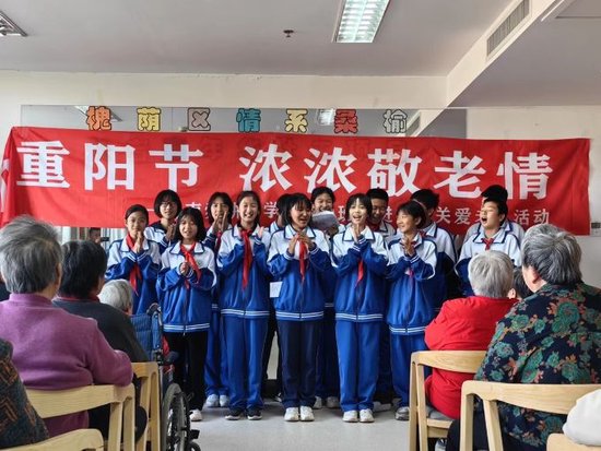 同学们为老人们献上精心准备的节目
