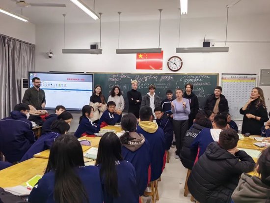 俄罗斯友人走进高一年级特色俄语班