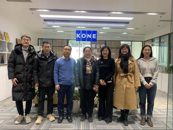 刘雅涵一行与通力电梯有限公司济南分公司领导合影