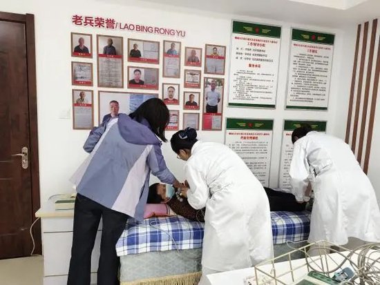 方舟医疗队社团进社区开展“健康义诊社区行 真情服务暖人心”活动