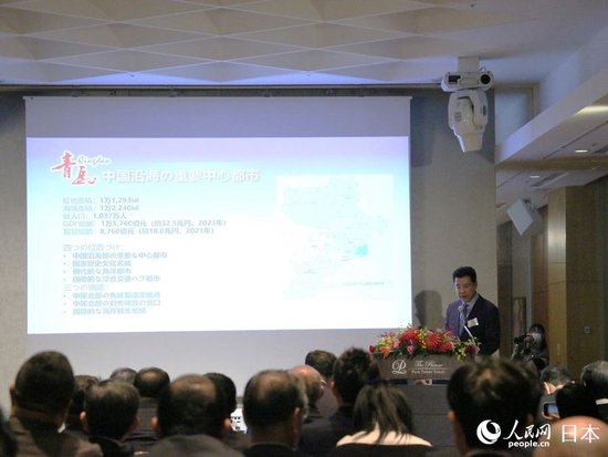 山东省各市驻日机构代表介绍当地优势。人民网 许可摄