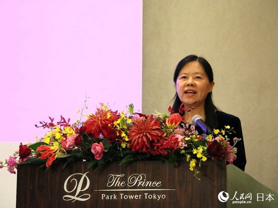 山东省政府驻日本经贸代表处首席代表沈瑜婷介绍山东的具体情况。人民网 许可摄