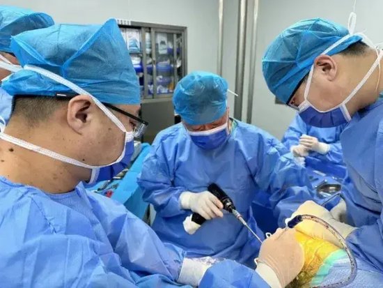德州市第七人民医院为患者顺利完成人工膝关节单髁表面置换，术后两天即可下地行走，为患者重铸行走“膝”望