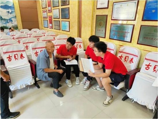 刘文奎老人讲述当年艰辛创业的故事