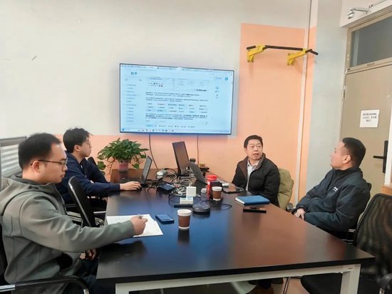 图为该团队围绕项目正在研讨。受访者供图