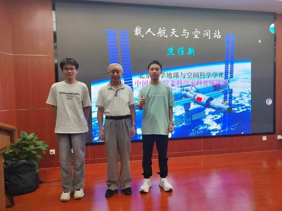 董卓铭（左1）与北京大学教授焦维新合影留念