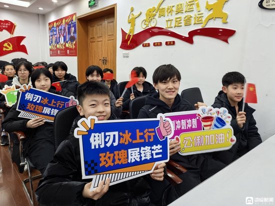 青岛第二观赛现场的小队员们手举助威牌为“大师姐”公俐加油打气。