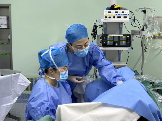 ▲妇科医护人员为患者进行宫腔镜手术