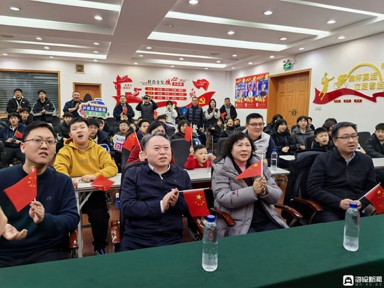 公俐母亲张忠彩（第一排右二）受邀来到青岛市羽毛球游泳运动管理中心观赛