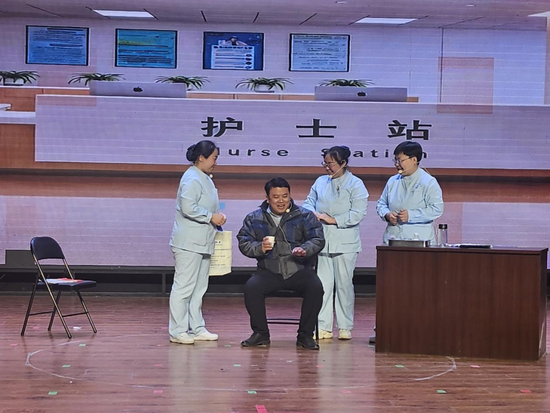 小品《护士长的“双重标准”》