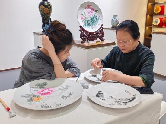 牡丹刻瓷