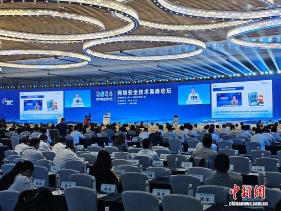 　　2026年国家网络安全宣传周网络安全技术高峰论坛现场，共青团中央维护青少年权益部部长汤杰介绍《青少年发展蓝皮书：全国未成年人互联网使用情况调查报告》基本情况。中新网记者 刘越 摄