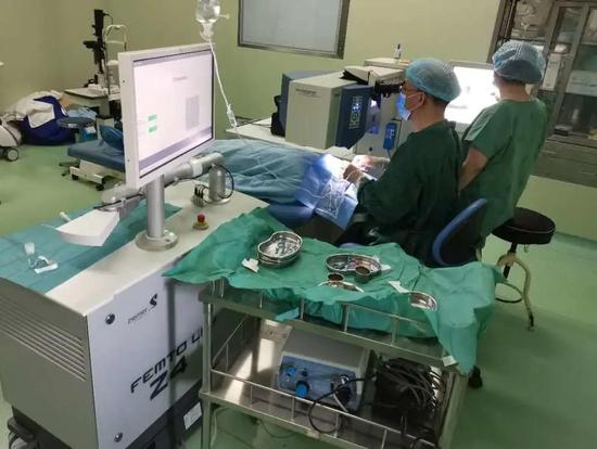 德州市立医院眼科主任赵峰为患者实施手术。
