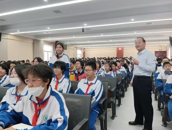 “泉”力奏响“引桥”协奏曲——齐鲁名师时均琪到济南舜耕中学作学术报告