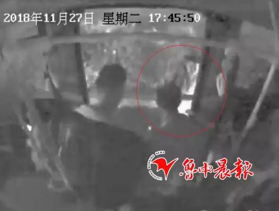 沈敬堯下車時老人跟在后面把錢扔給了他。(視頻截圖)