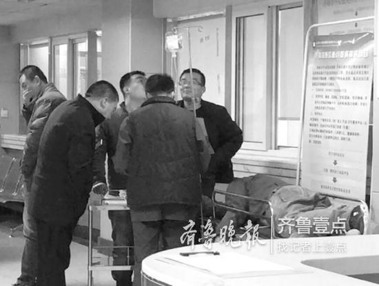 16日晚,济南市中心医院急诊室两小时内来了俩醉酒患者。本报记者　王倩　摄