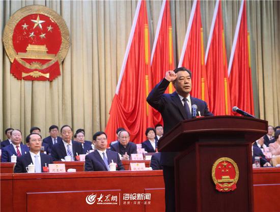 新当选的德州市人民政府市长刘炳国在会上向宪法宣誓。