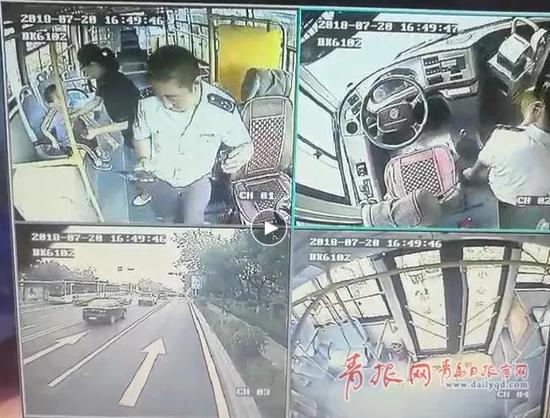 △孩子母親上車認領。記者 周建亮