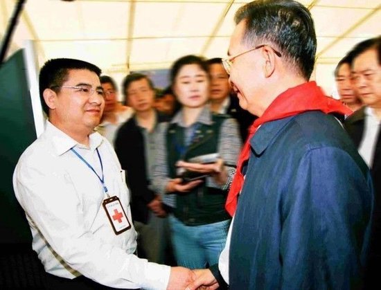 时任国务院总理温家宝与陈光标握手