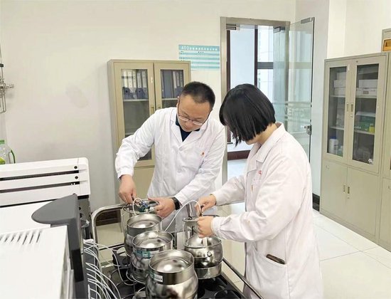 温室气体实验室分析。（山东省济南生态环境监测中心供图）
