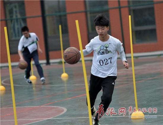▲初中体育考试篮球项目。记者 周光辉 摄