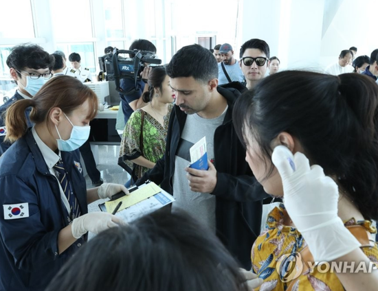 韓國仁川機場加強對入境游客體溫的檢查(圖片來源:韓聯(lián)社)
