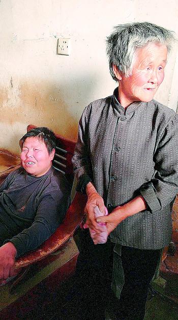 王淑榮把前兒媳當親閨女一樣伺候了15年。